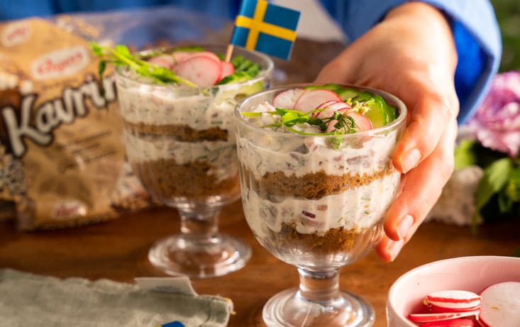 Sillsmörgåstårta i glas med Kavring - Recept | Pågen